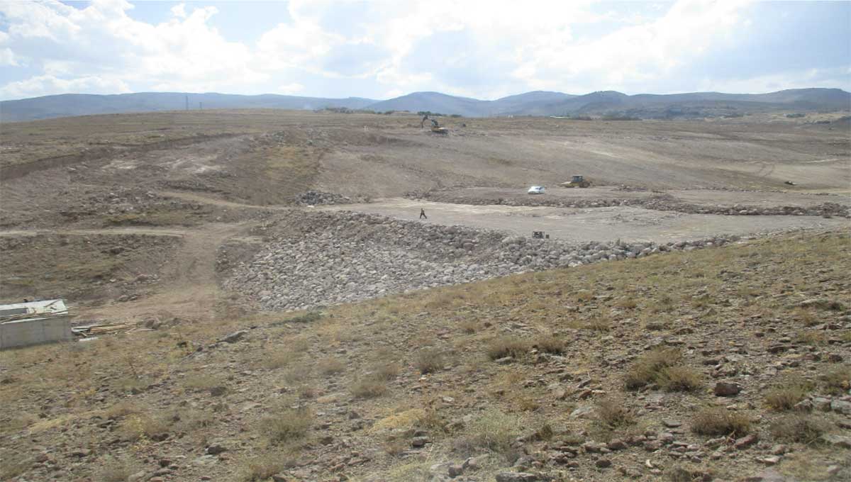 Niğde merkez Hacıabdullah kasabasının yaklaşık 1,5 km kuzeydoğusunda bulunan gölete Hacıabdullah kasabasının 500 m güneyinde Aşağıboğaz Deresinin yan kolu üzerindeki Hacıabdullah regülatöründen gelecek su ile dolacak göletten 98 ha tarım alanı sulanacaktır.